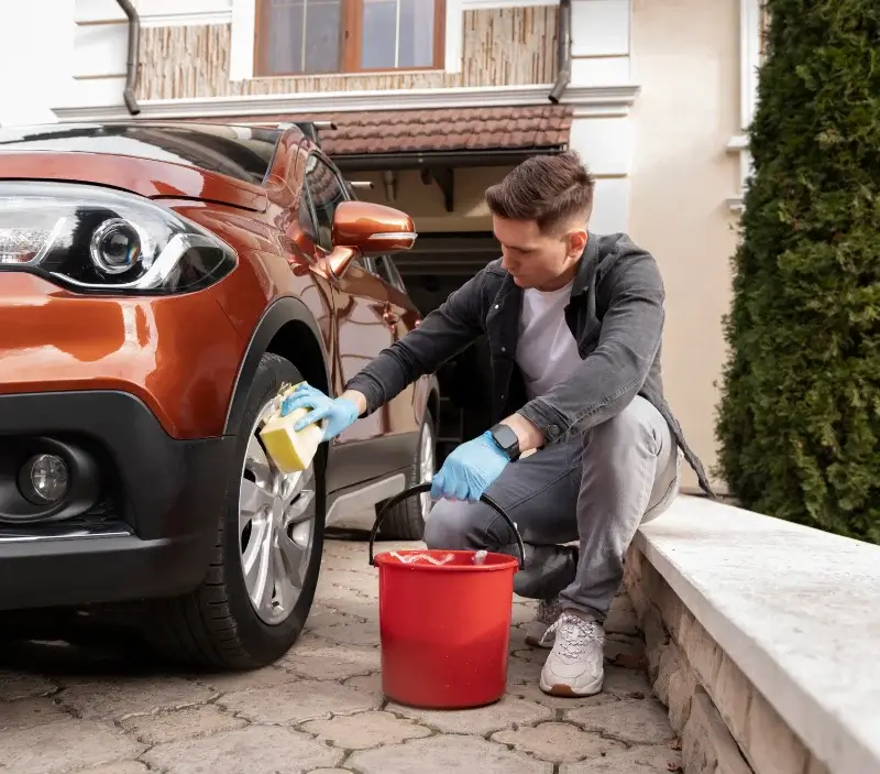 Lavage auto à domicile Pruillé-l'Éguillé : professionnel intervenant sur un véhicule